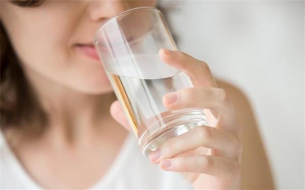 اثرات شگفت انگیز نوشیدن آب ولرم بر سلامتی