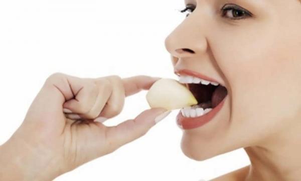 20 راه ساده برای از بین بردن بوی سیر دهان
