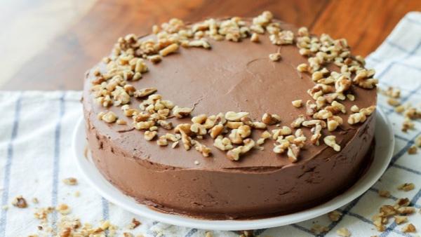 دستور سریع و آسان طرز تهیه کیک شکلاتی با گردو سوییسی