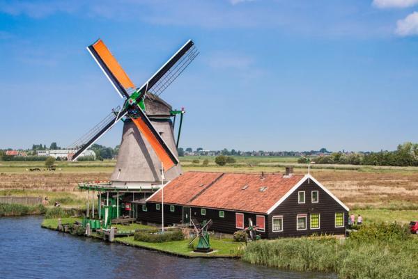 آسیاب های بادی، یکی از نماد های سنتی و معروف هلند