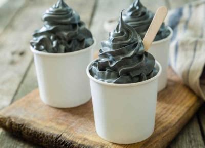 2 طرز تهیه بستنی زغالی بدون دستگاه